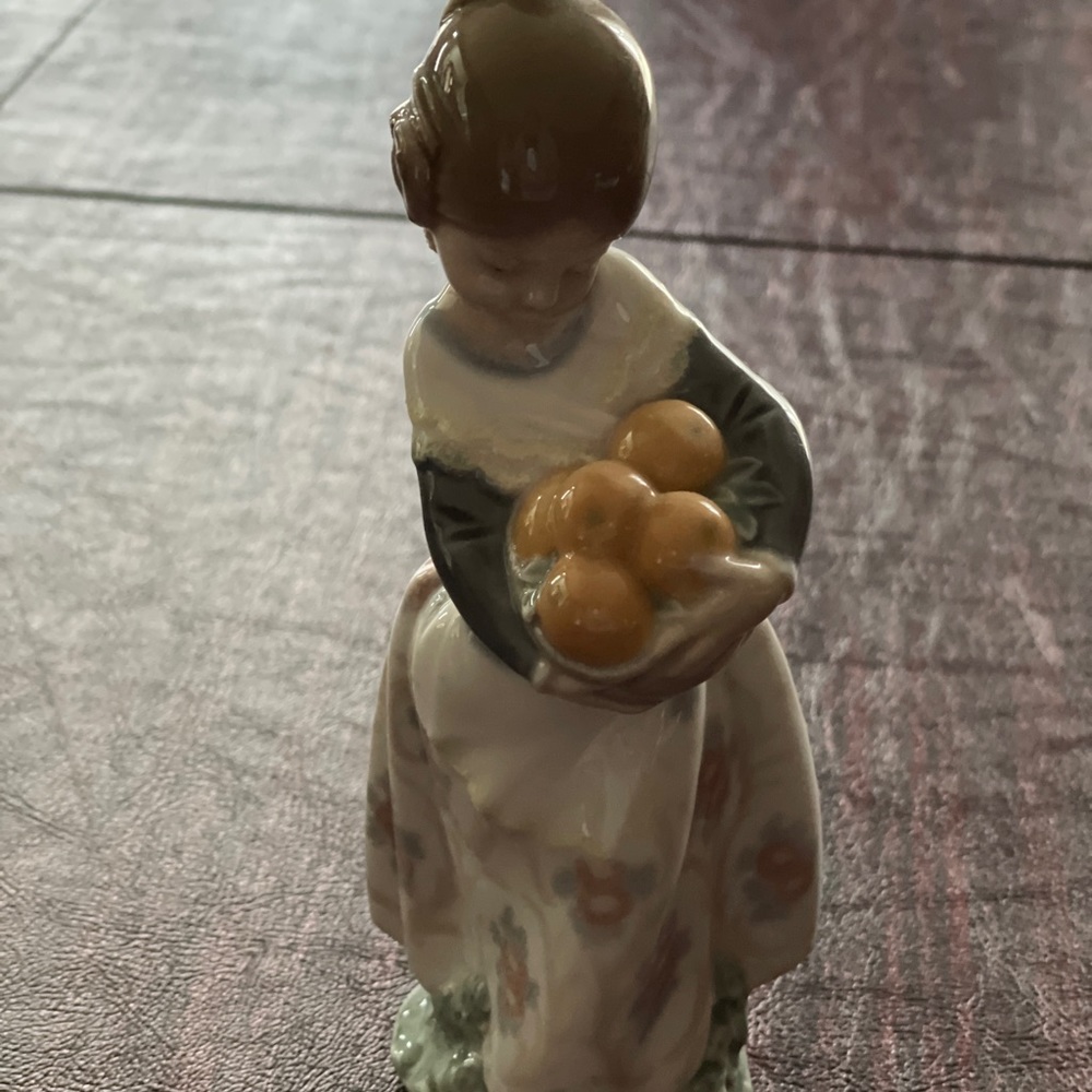 Lladro Porcelain 'valencian Girl' Spanish Girl With Oranges Figurine
